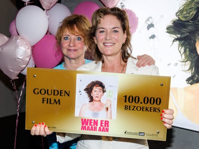 Maike Meijer receives Golden Film for Wen Er Maar Aan 
