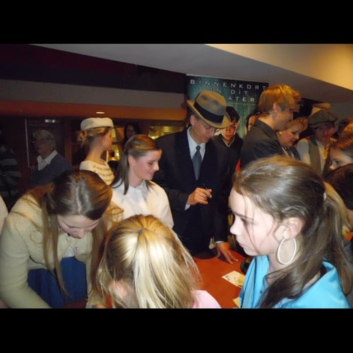 Handtekeningen uitdelen