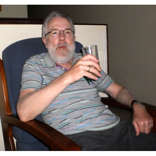 Hans in fauteuil
