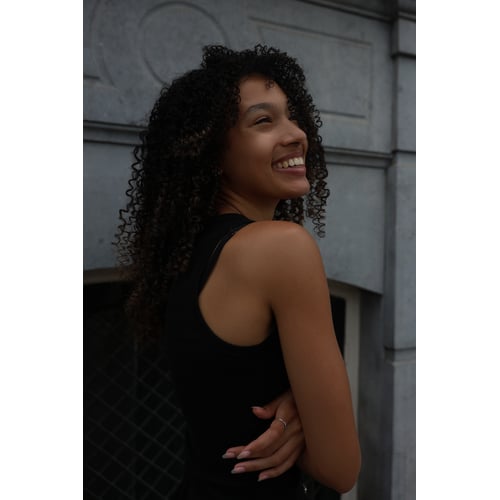 lachende side profile