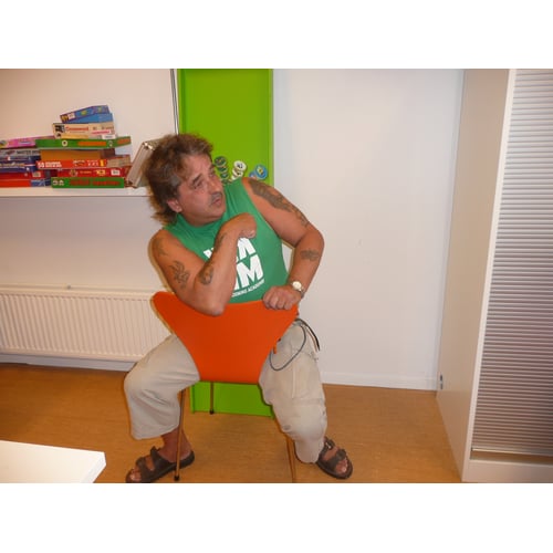 woest kijkend