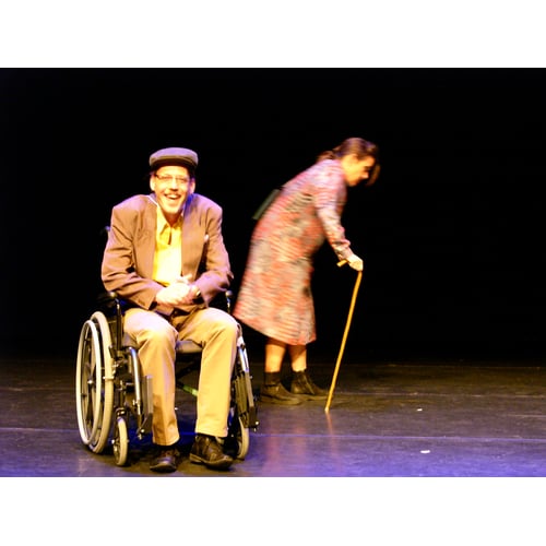 De heer Hendriks (en 17 andere rollen) binnen Hondsdraf Zorgtheater