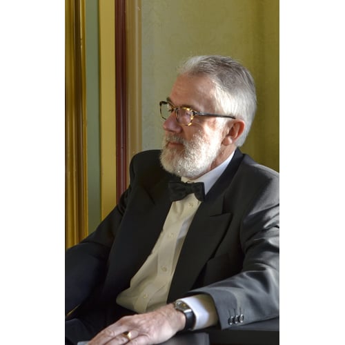 Hans Hauer met bril en vlinderdas